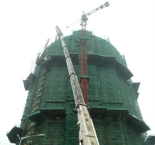 云浮吊车在工地上作业